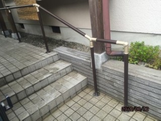 住宅改修事例　玄関アプローチに手すり取付　アフター