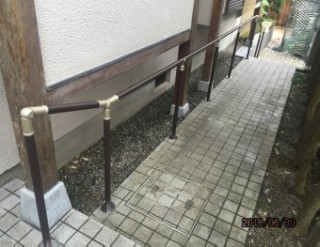 住宅改修事例　玄関アプローチに手すり取付　アフター