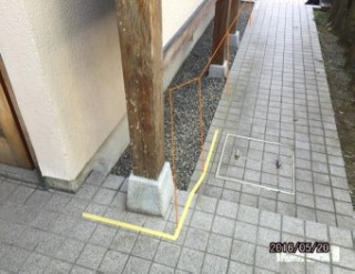 住宅改修事例　玄関アプローチに手すり取付　ビフォー