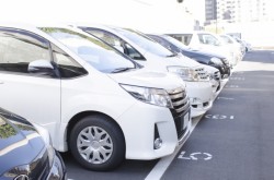 総合病院の駐車場の車両誘導