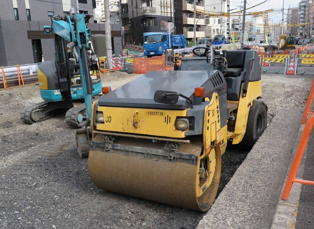 道路工事・高所作業車による道路車線制限での誘導